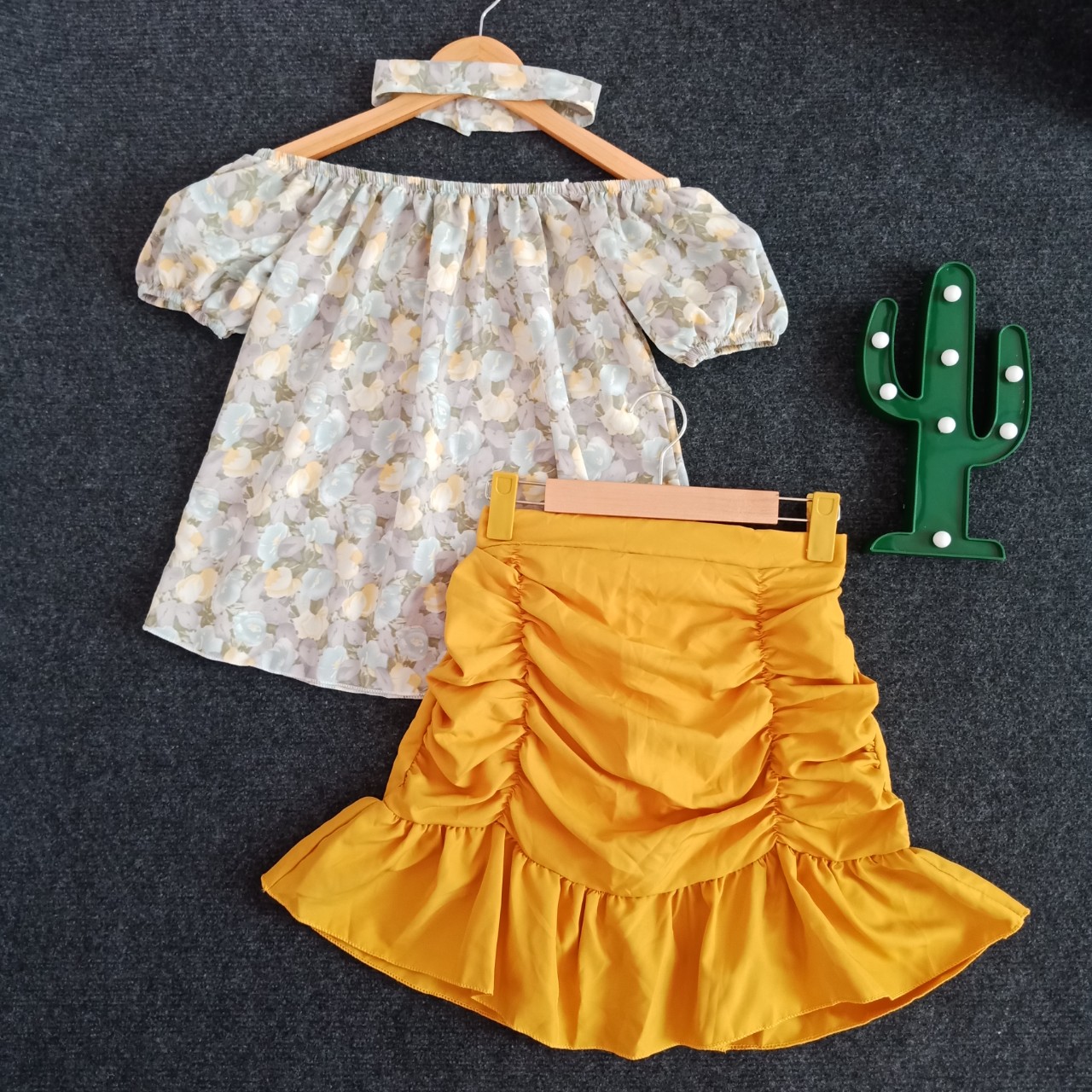 Set áo hoa cúc trễ vai chân váy dúng kiểu