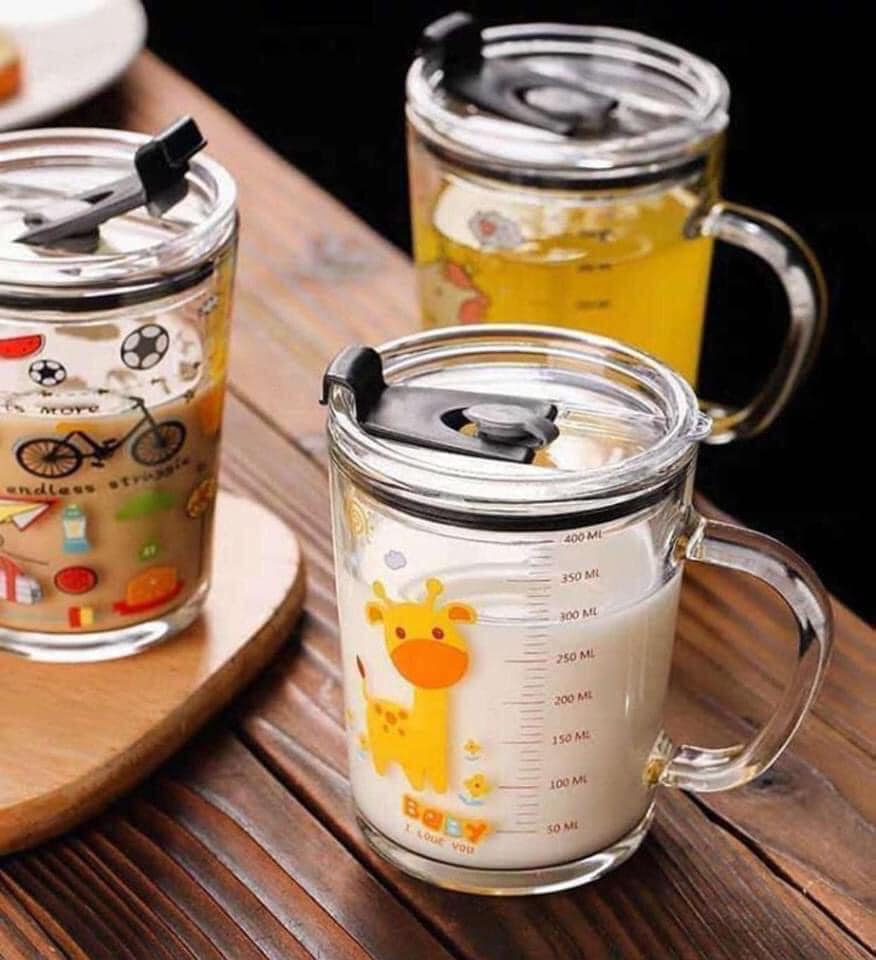 Cốc uống trà, cafe cho người lớn, cốc pha sữa, uống nước cho trẻ em có chia vạch thông minh tiện dụng, dung tích 350ml bằng thủy tinh trong suốt in hình ngộ nghĩnh (Kèm nắp và ống hút silicon mềm) GIÁ ƯU ĐÃI HÔM NAY