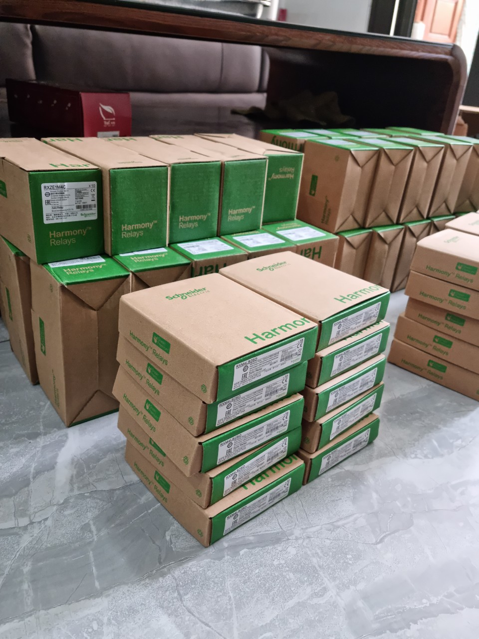 Rơ le trung gian 14 chân (RXM4LB2P7 Schneider), và 8 chân có đèn (RXM2LB2P7) kèm đế