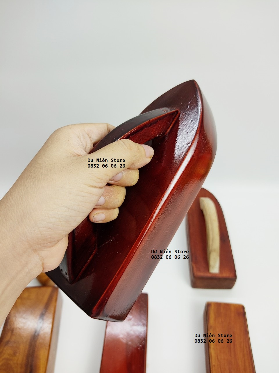 Bàn ủi gỗ, cục gỗ vuông dùng đập vải, lấy ly, nếp quần áo,...