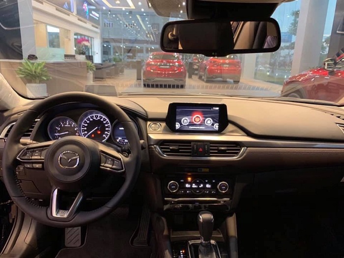 MAZDA 6 2024 cường lực màn cảm ứng: MAZDA 6 2024 được trang bị màn hình cảm ứng cường lực vượt trội, giúp bạn dễ dàng điều khiển các chức năng trên xe một cách thuận tiện và an toàn hơn. Mazda 6 2024 sẽ là một chiếc xe thông minh và tiện nghi không thể bỏ qua trong năm