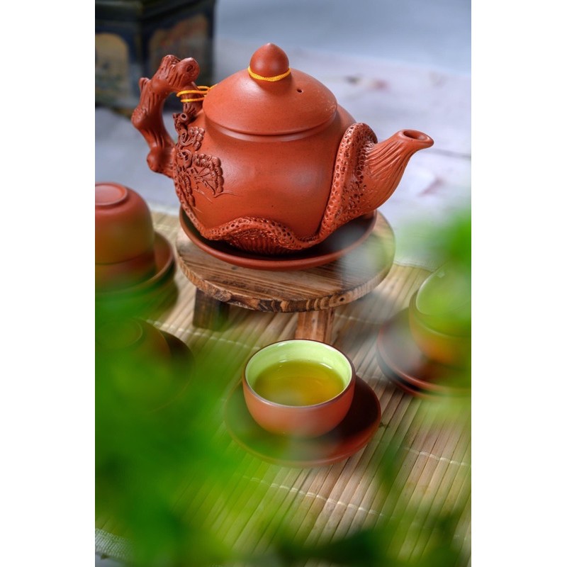 Bộ ấm chén tử sa đắp nổi tuyết tùng