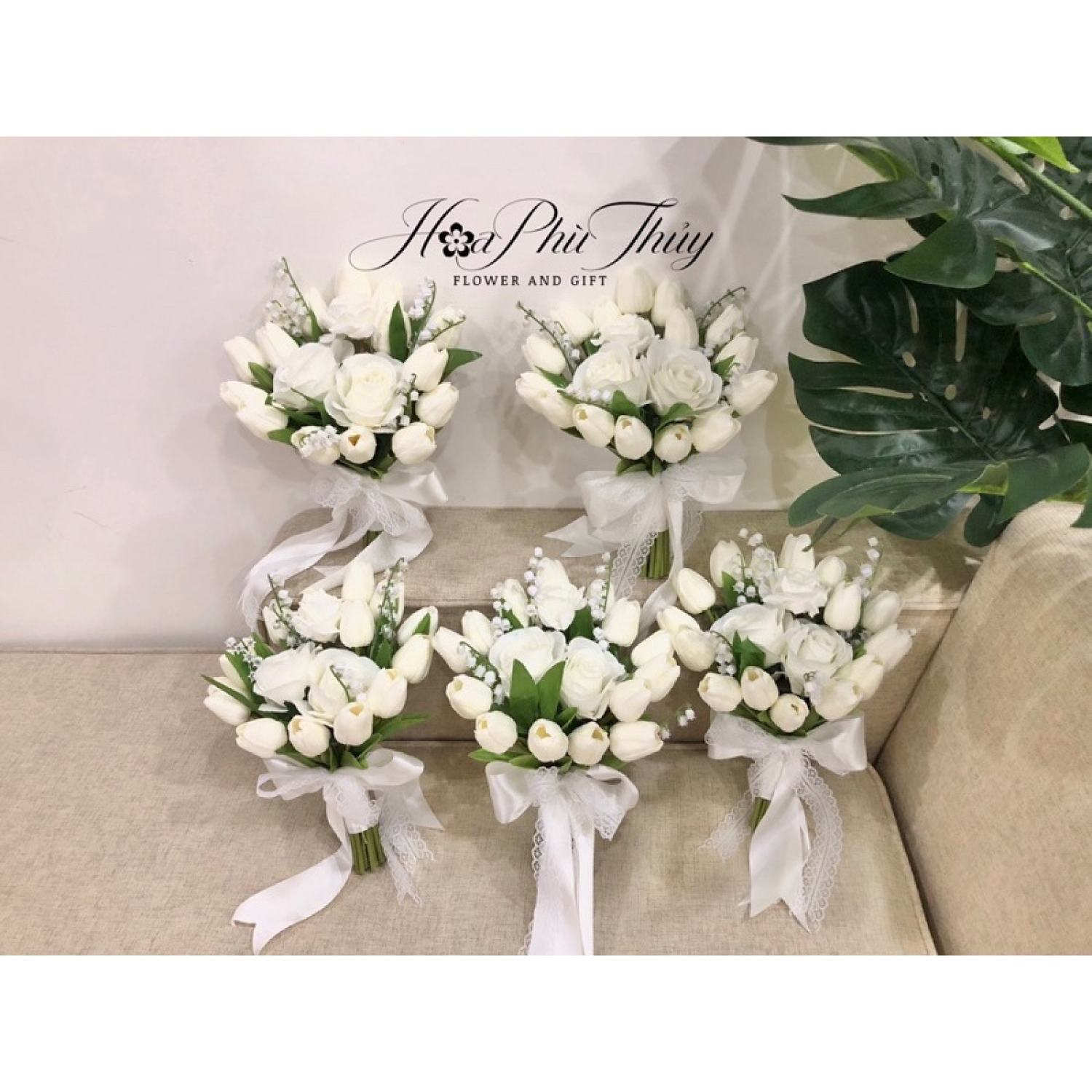 Hoa cưới cầm tay cô dâu tulip bằng lụa
