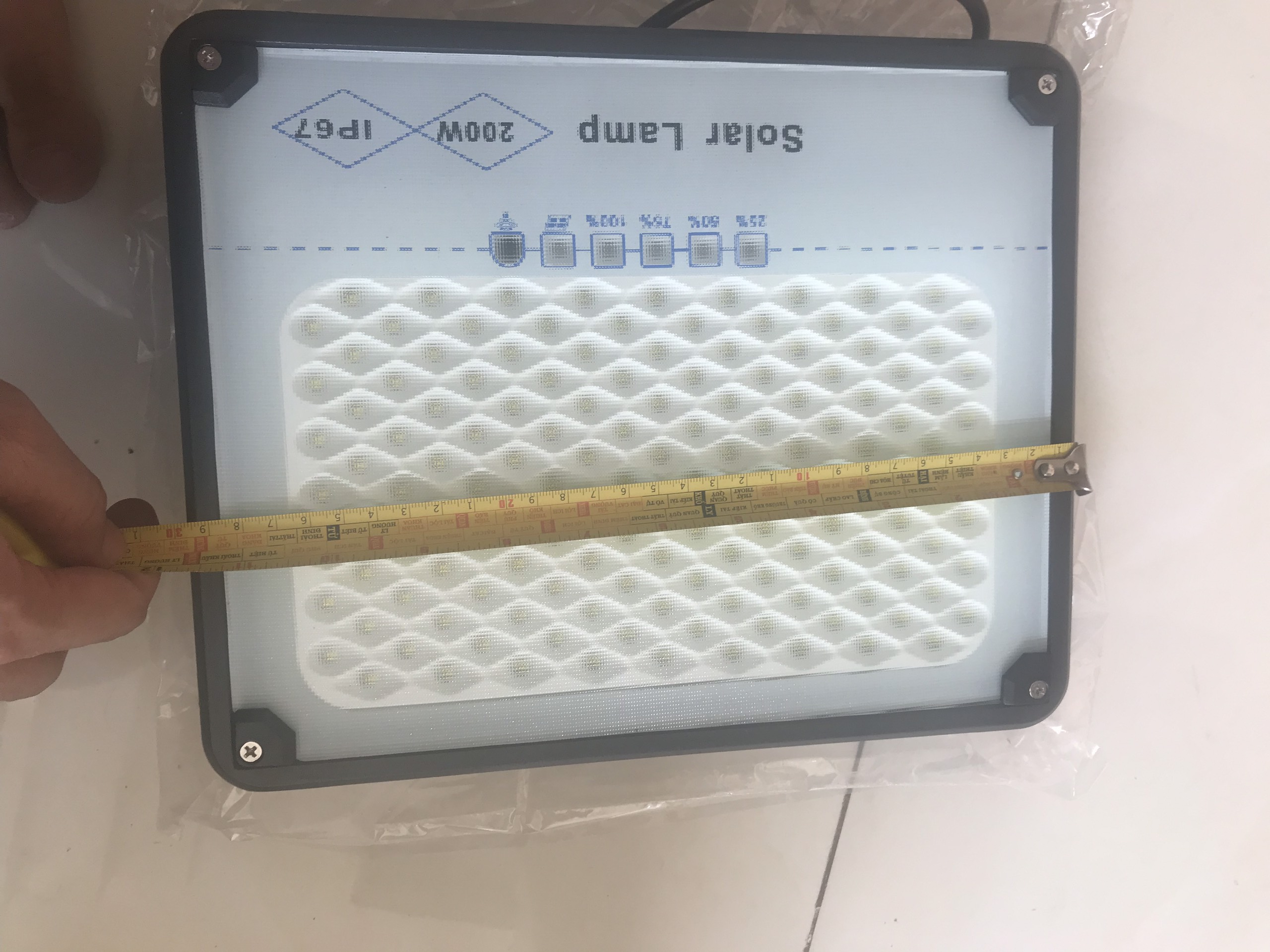 [HCM]Đèn pha năng lượng mặt trời 200W-Tổ ong