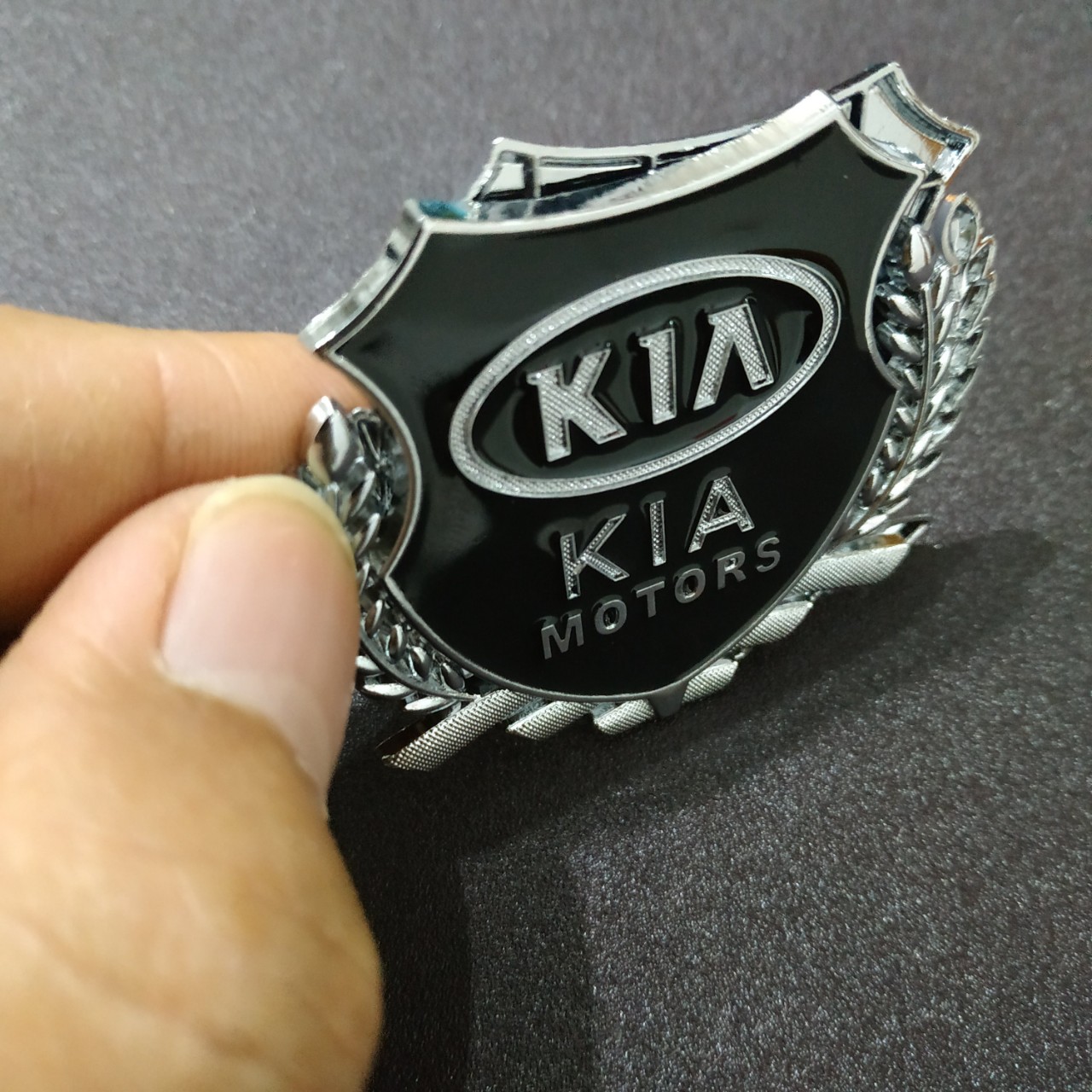 Cặp Logo bông lúa 5.1x5.5cm Kia motor hợp kim