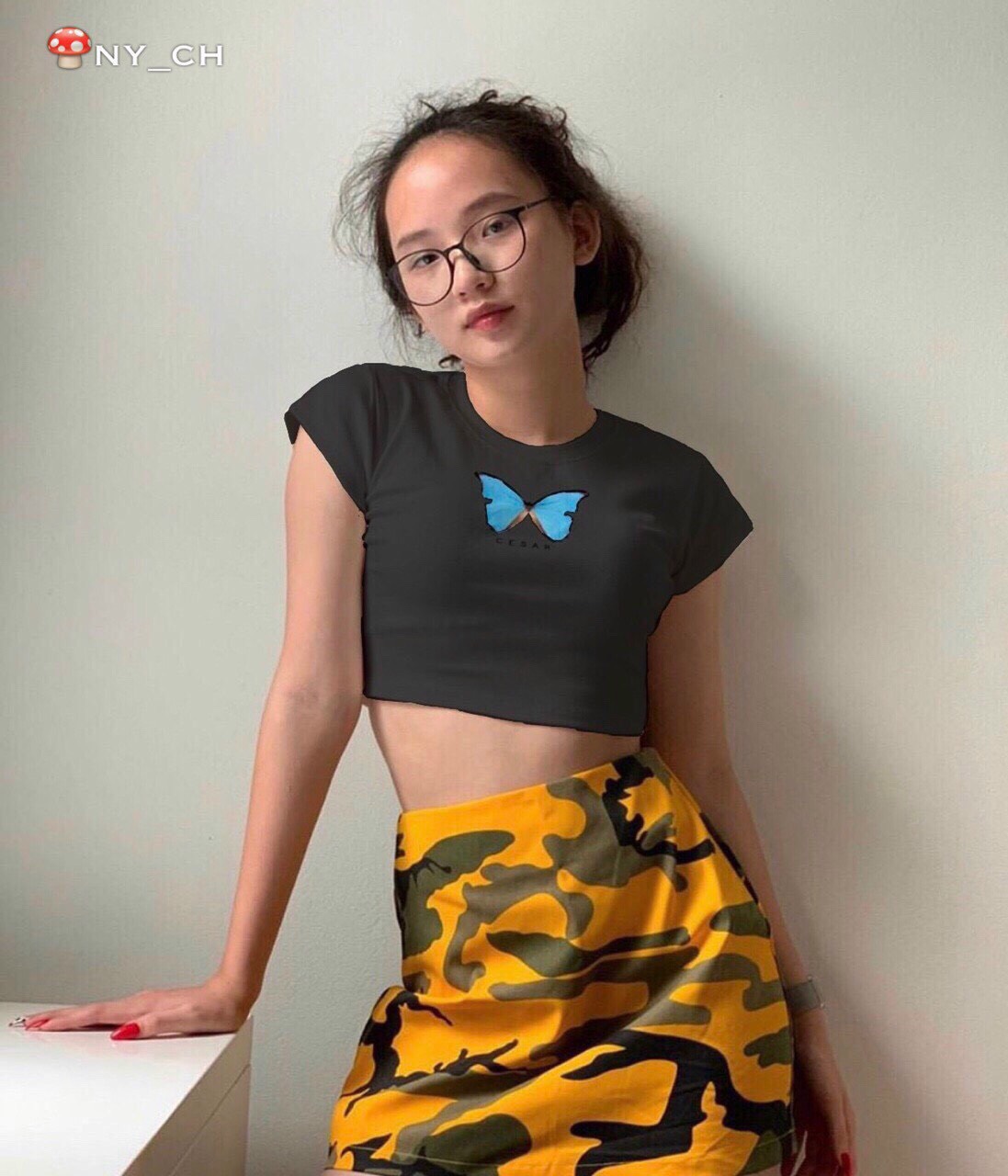 Áo croptop thêu bướm casar