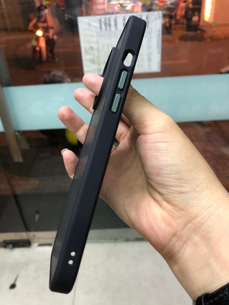 Ốp Lưng iPhone 13 Pro Viền Màu Lưng Đen Nhám Mờ Hiệu Likgus