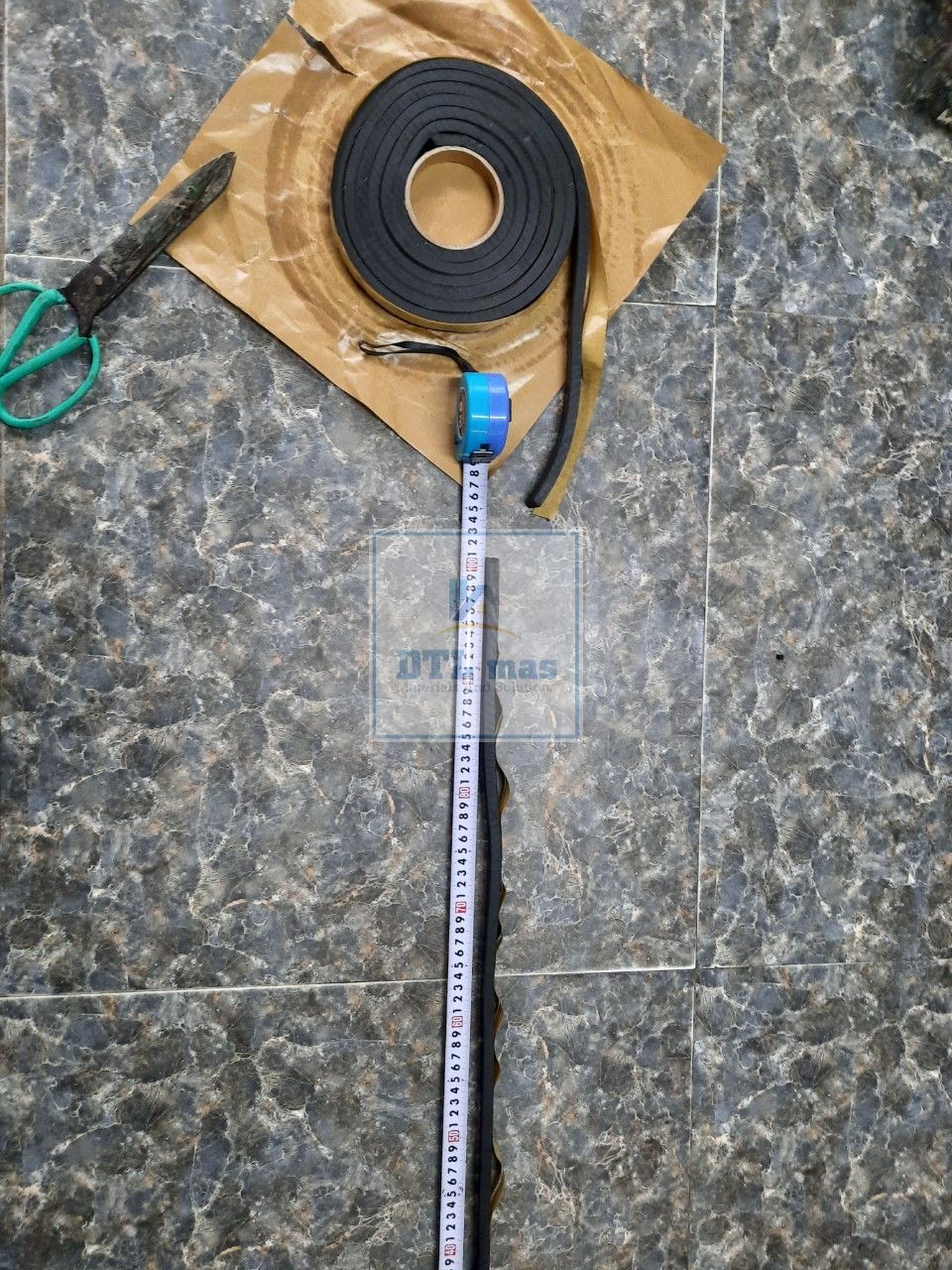 Hyperstop DB 2010 1m long cutting-inflatable rubber rod for water blocking of concrete. Neck insert floor drain