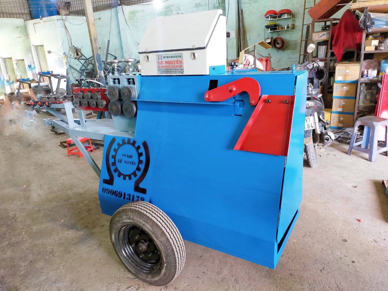 Máy bẻ đai sắt có bánh xe kéo to