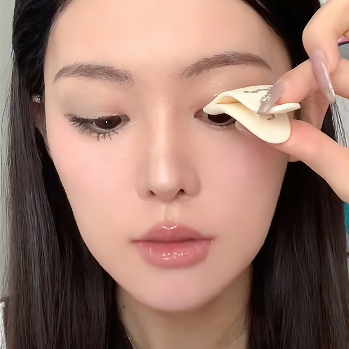 Convenient Tweezers for Applying False Eyelashes