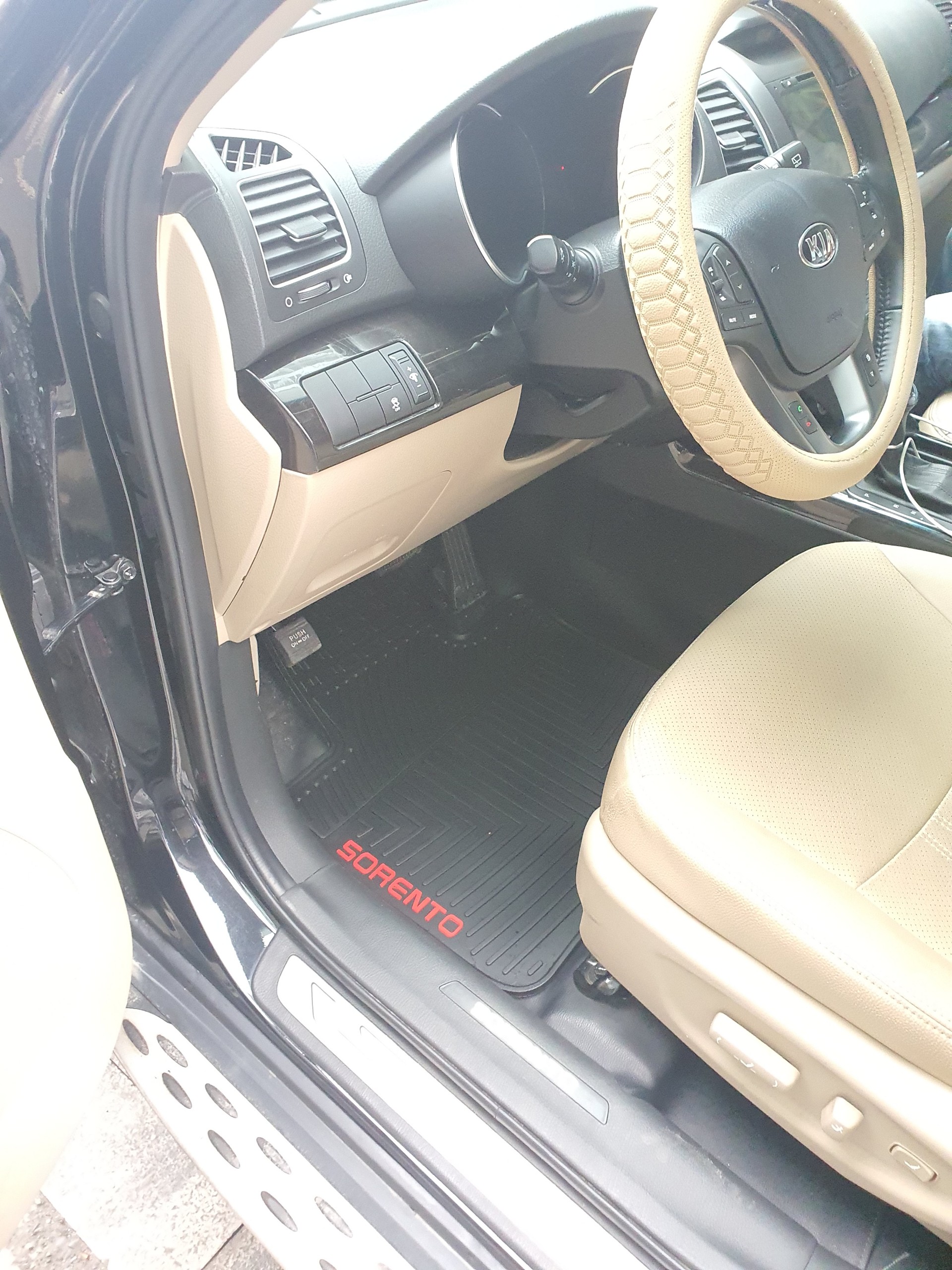 Thảm trải sàn trong xe KIA Sorento