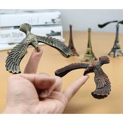 Mô hình tháp Eiffel-Paris nước Pháp có đại bàng Đậu thăng bằng