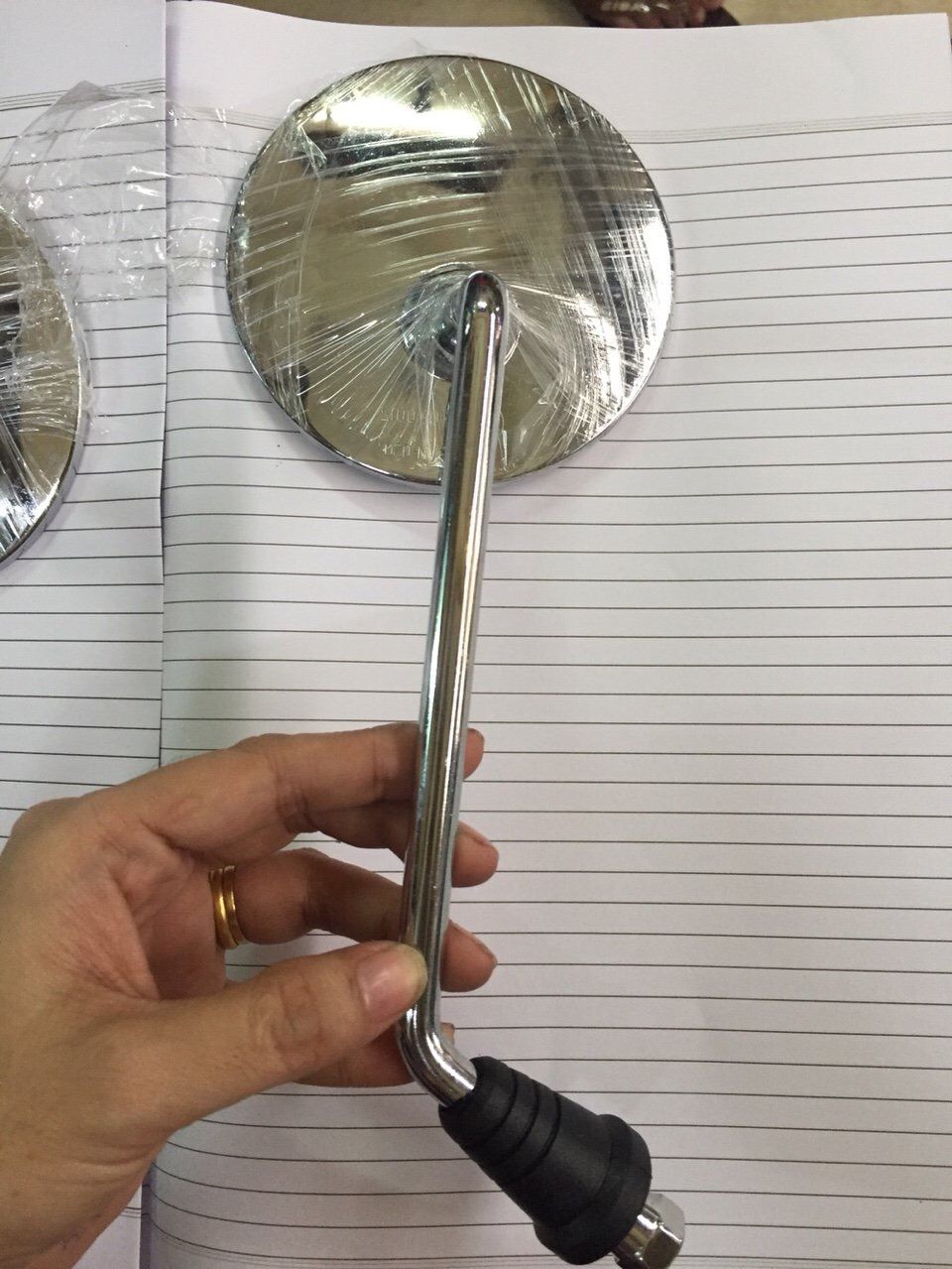 Attila Elizabeth round glass has 1 left foot 8mm Cup.