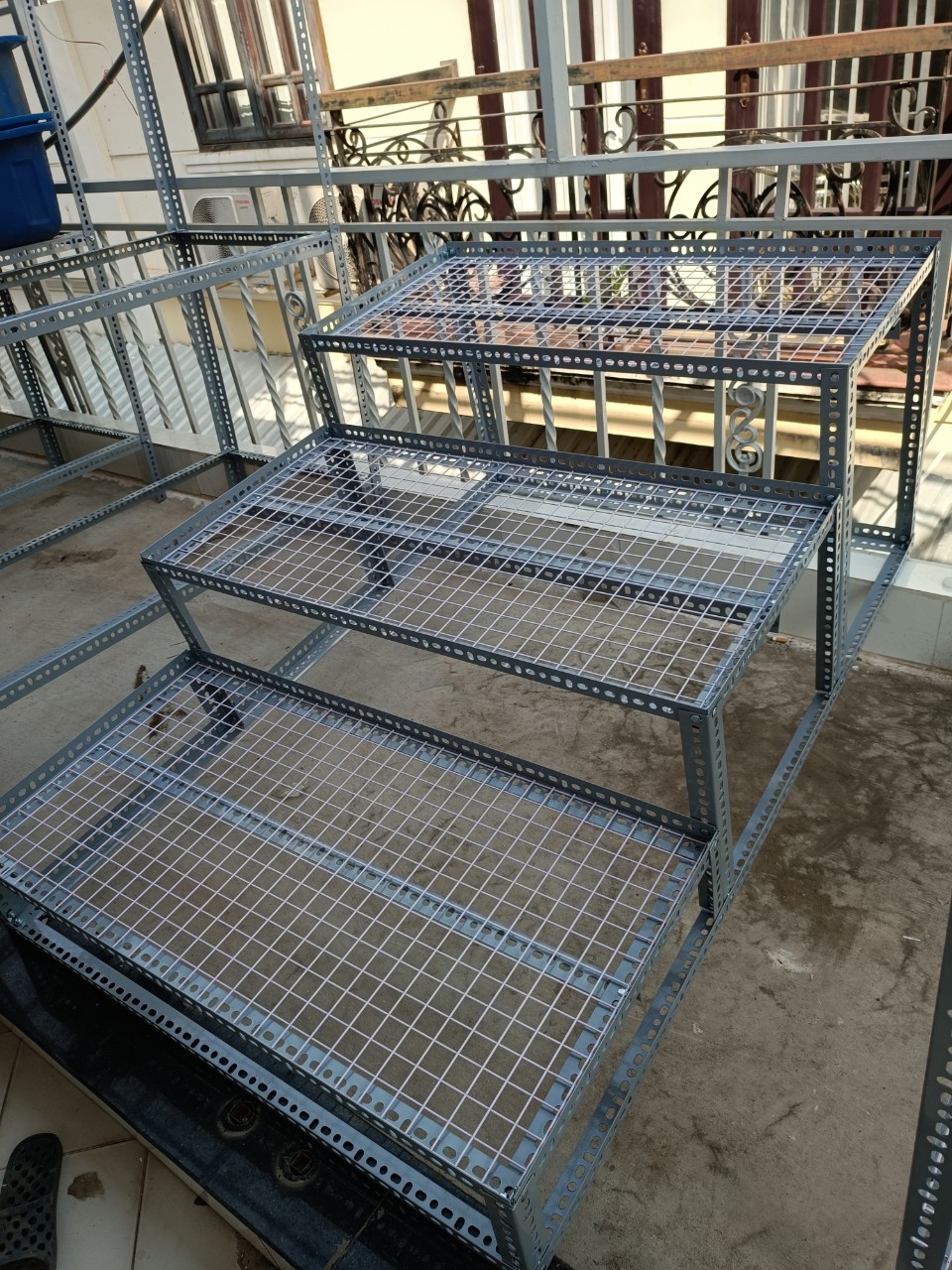 Kệ sắt V lỗ Bậc thang khung V4x4cm để cây cảnh và để hàng hóa