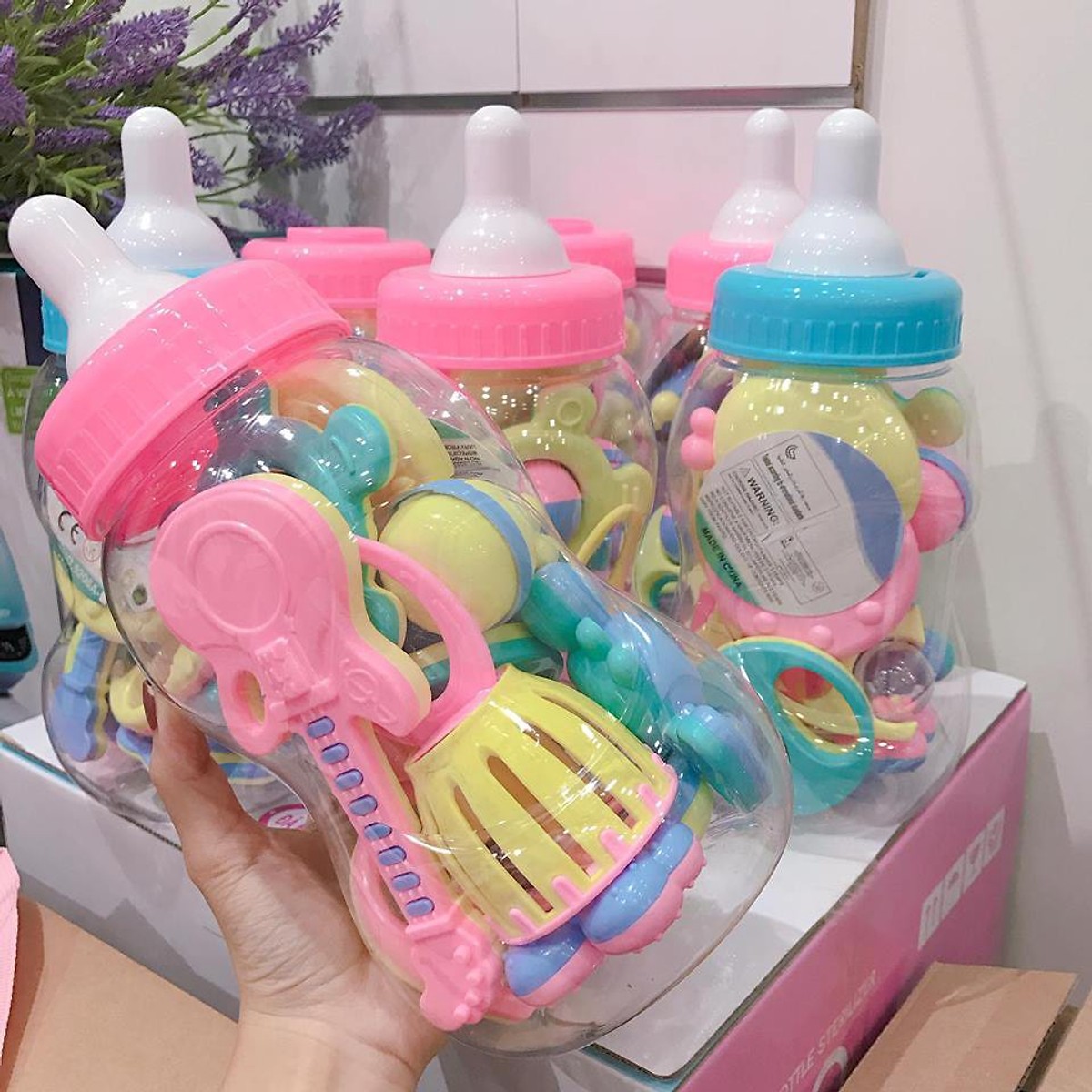 Đồ chơi bình sữa xúc xắc
