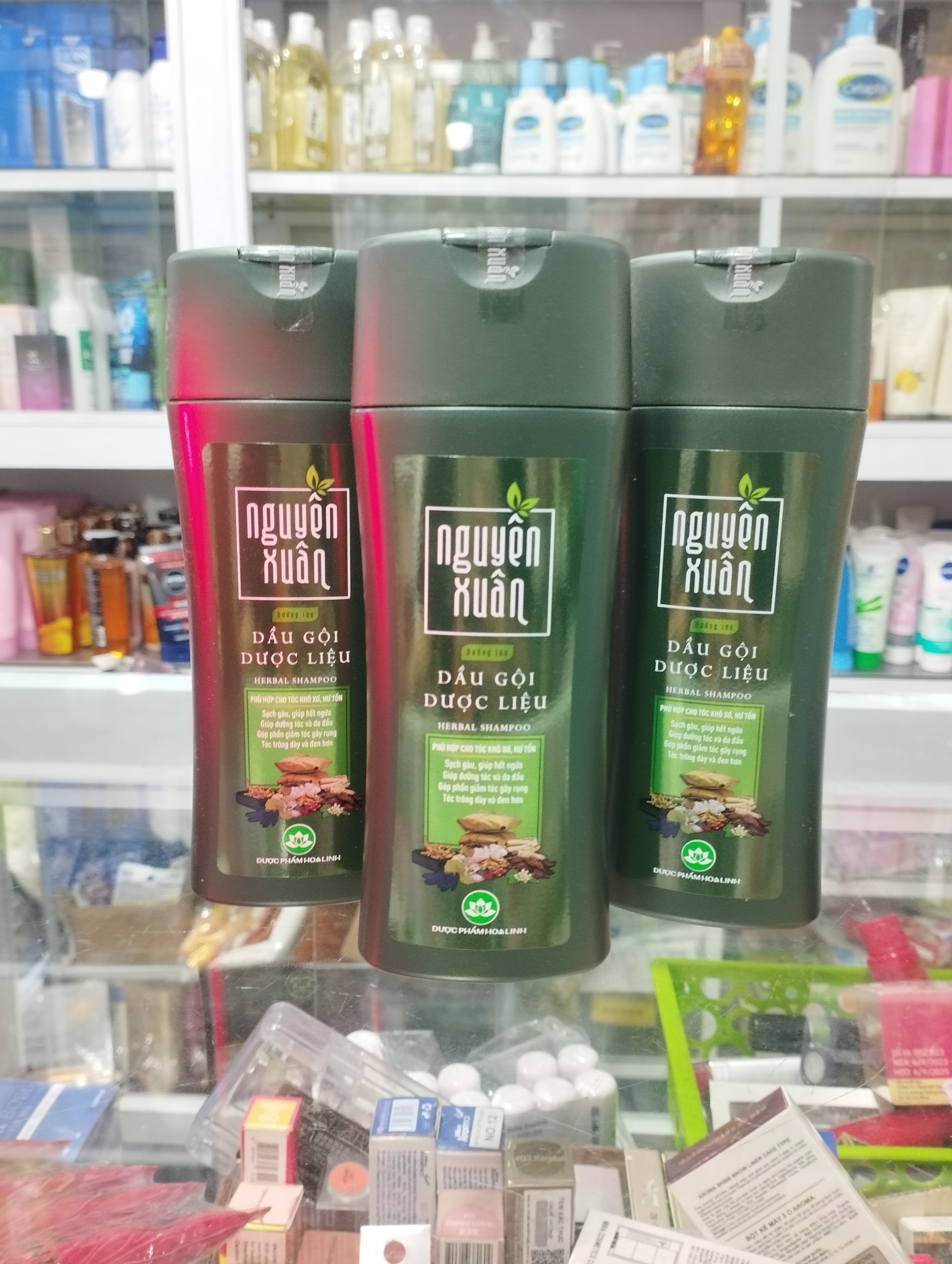 [HCM]Dầu gội dược liệu dưỡng tóc Nguyên Xuân 200ml (Chai xanh dưỡng tóc phục hồi hư tổn)