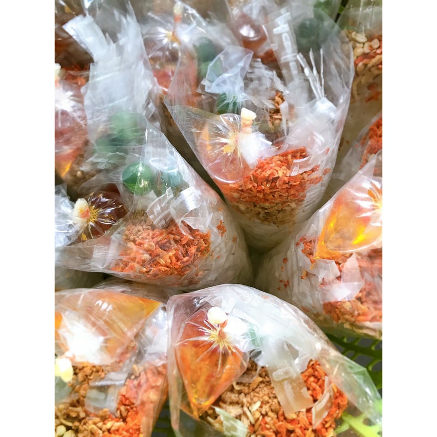 Bánh tráng trộn thập cẩm sa tế tôm kèm sốt