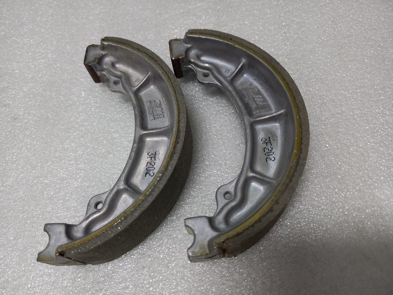 Bố thắng sau xe tay ga Shark SYM.