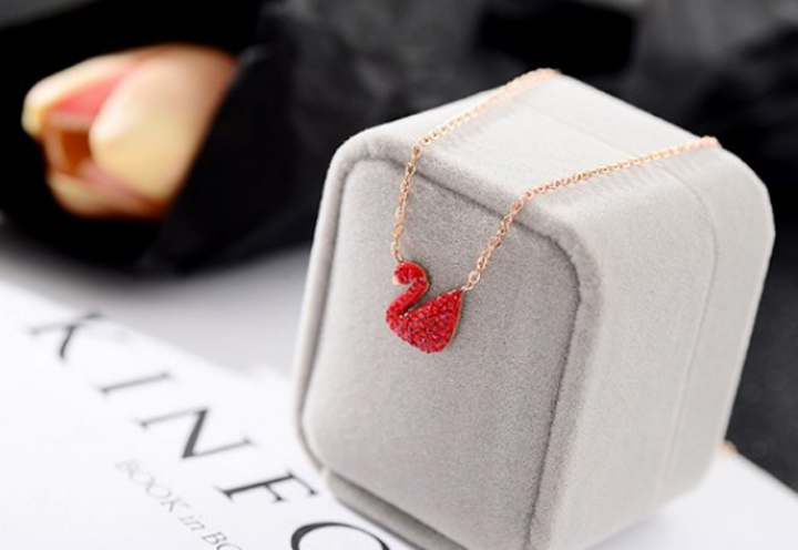Dây chuyền nữ cute titan thiên nga đỏ dễ thương không đen không gỉ xài nước tốt - Người Đẹp Vì Lụa