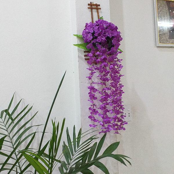 Giỏ hoa rũ treo tường có mành trúc