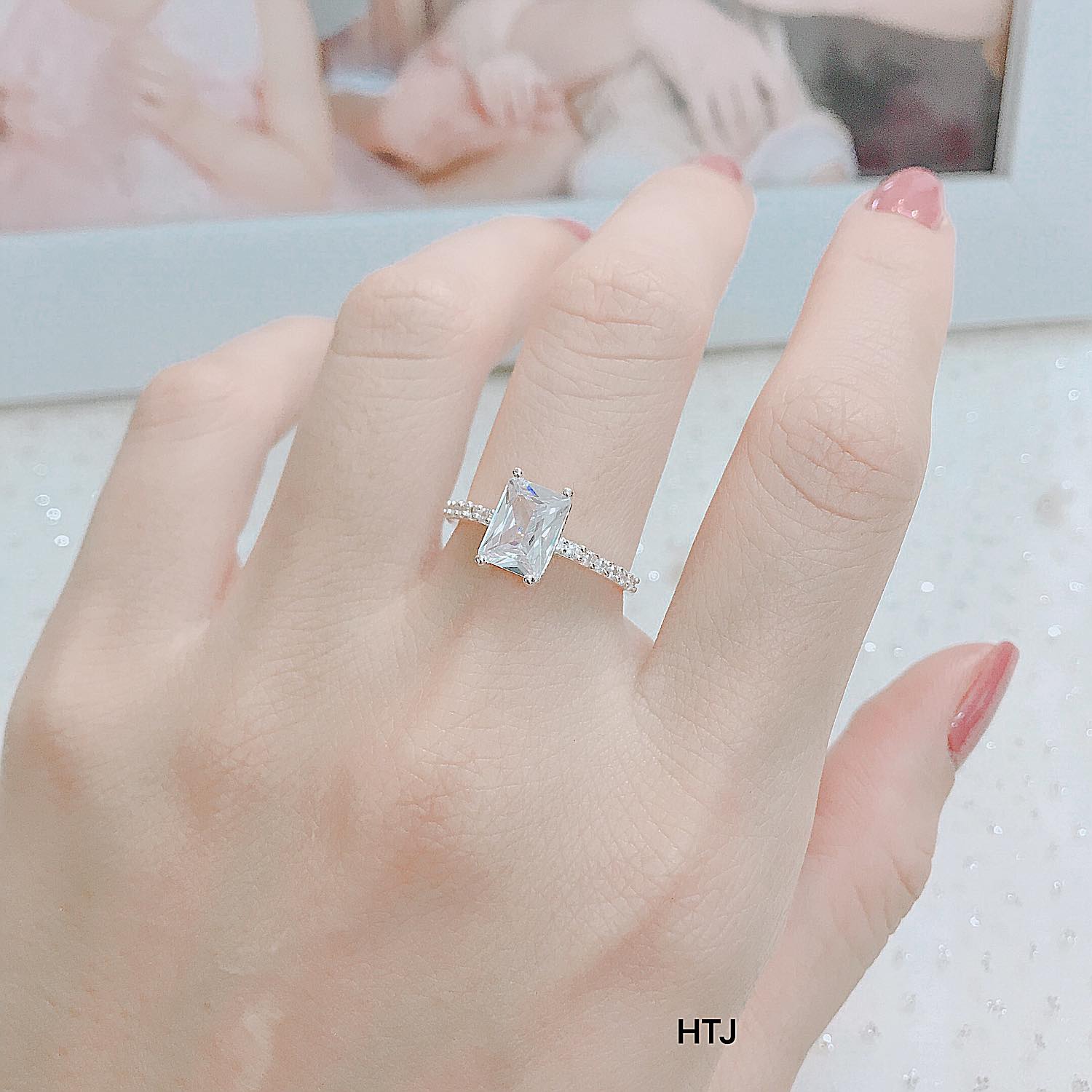Nhẫn nữ đá vuông bạc ta cá tính mẫu mới