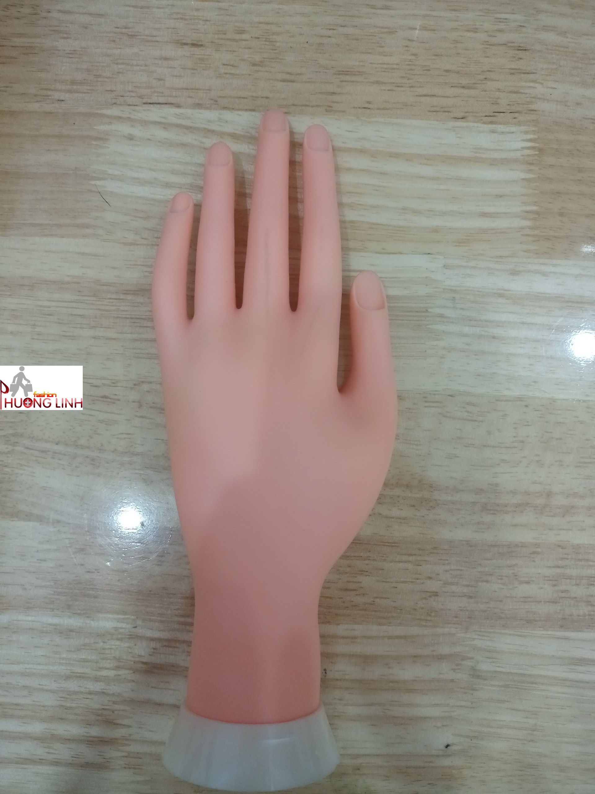 Bàn tay giả dùng để học nail hoặc làm mẫu trưng bày móng