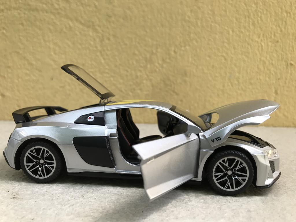 Mô hình xe ô tô Audi R8 V10 Plus 1:32