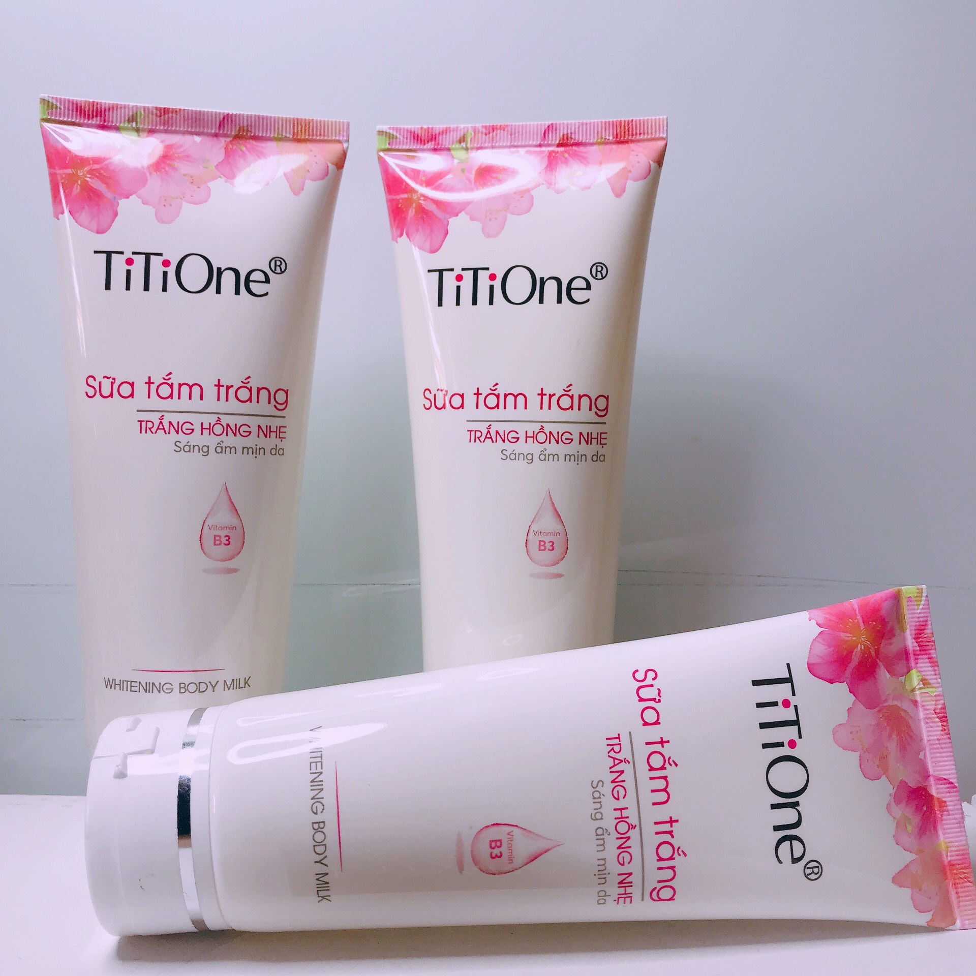 Sữa Tắm Trắng TiTiOne Trắng Hồng Nhẹ 200g