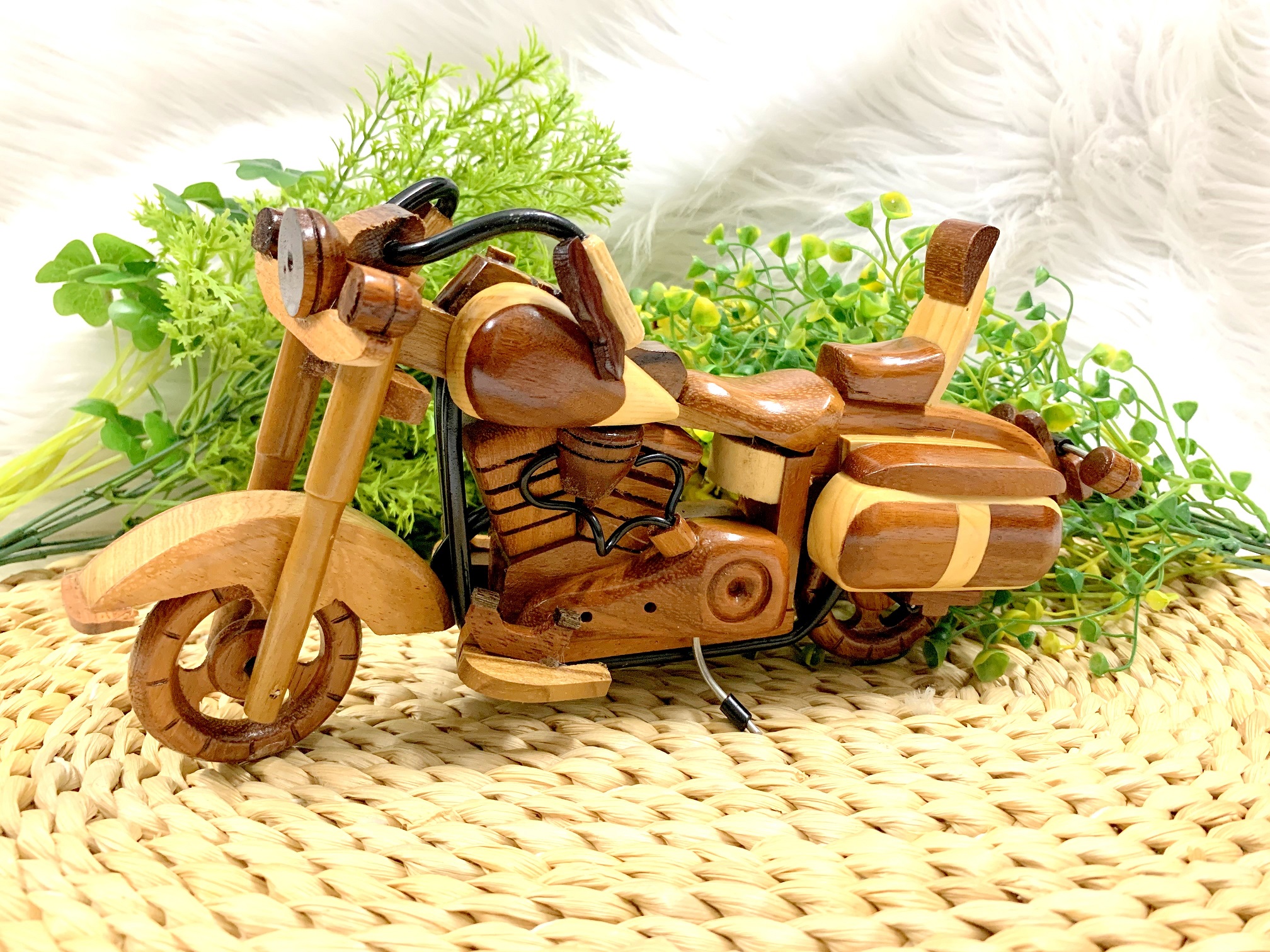 Mô Hình Xe Môtô Harley Davidson bằng Gỗ Gõ (Hình Thật)