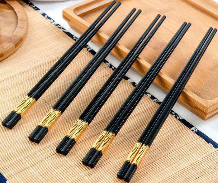 [HCM]Mua 5 Đôi Đũa Hợp Kim Mạ Vàng Kiểu Nhật Sang Trọng Cao Cấp-Không Trơn Trượt-Dễ Cầm-Chịu Nhiệt Độ Cao-Độ Cứng Mạnh-Dễ Lau Chùi-Không Ẩm Mốc-Chống Bong Tróc Và Ăn Mòn-Bền Màu-Kháng Khuẩn Đẳng Cấp
