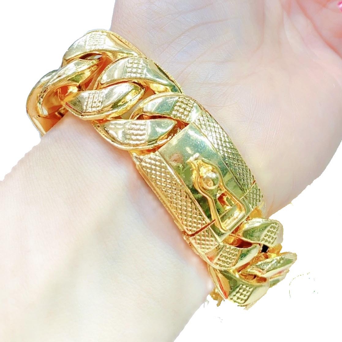 Lắc tay nam bọng vàng 18k đang trở thành một món đồ trang sức phổ biến trong cộng đồng nam giới. Với chất liệu vàng 18K hoàn hảo, được thiết kế tinh tế và sang trọng, chúng tạo ra một vẻ ngoài thanh lịch và trưởng thành.