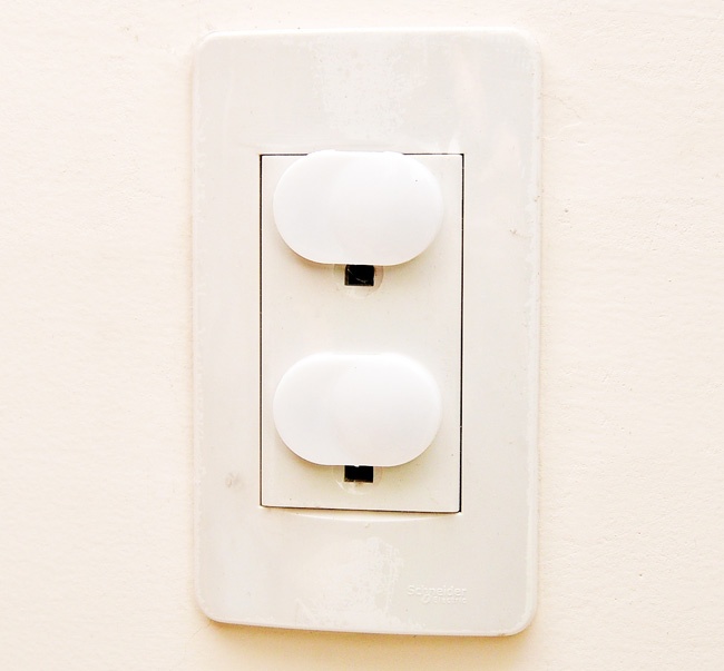 Combo bịt nút ổ điện, bịt nút ổ điện, các lỗ hổng, giúp an toàn cho trẻ, nút bịt ổ điện loại 2 chạc an toàn cho bé