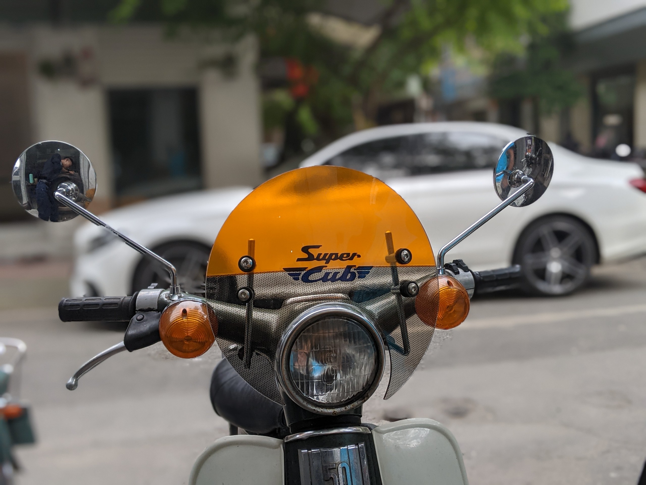 Kính chắn gió xe cub đèn tròn Moony