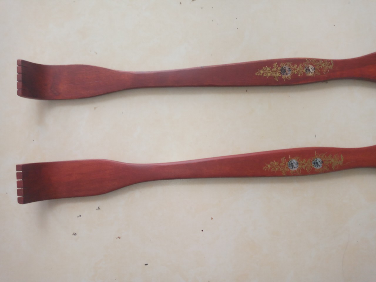 Cây gãi lưng bằng gỗ khảm xà cừ 48cm