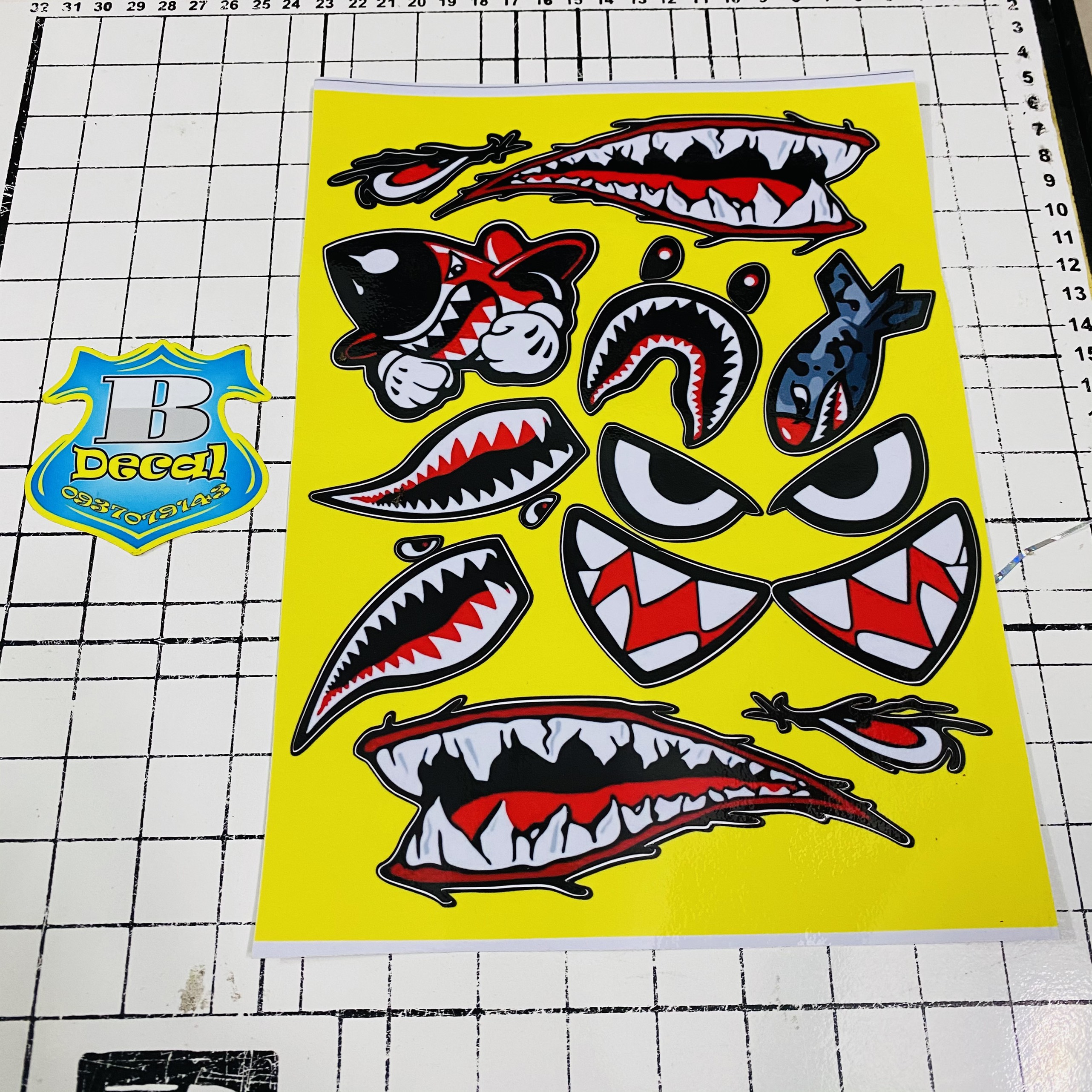 Logo sticker răng cá mập vàng