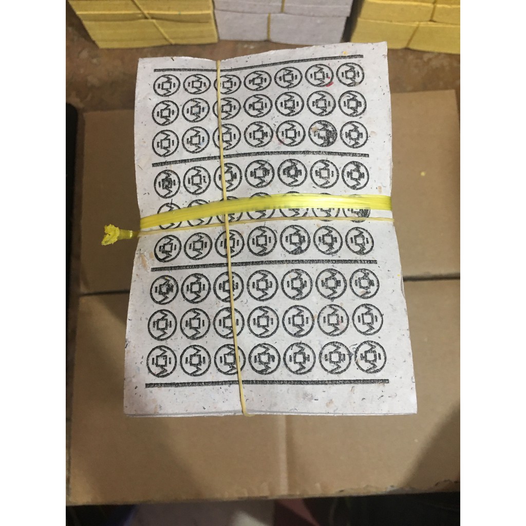 Một Xấp Giấy Trắng ( Đồng Xu Trắng ) Trong Thờ Cúng