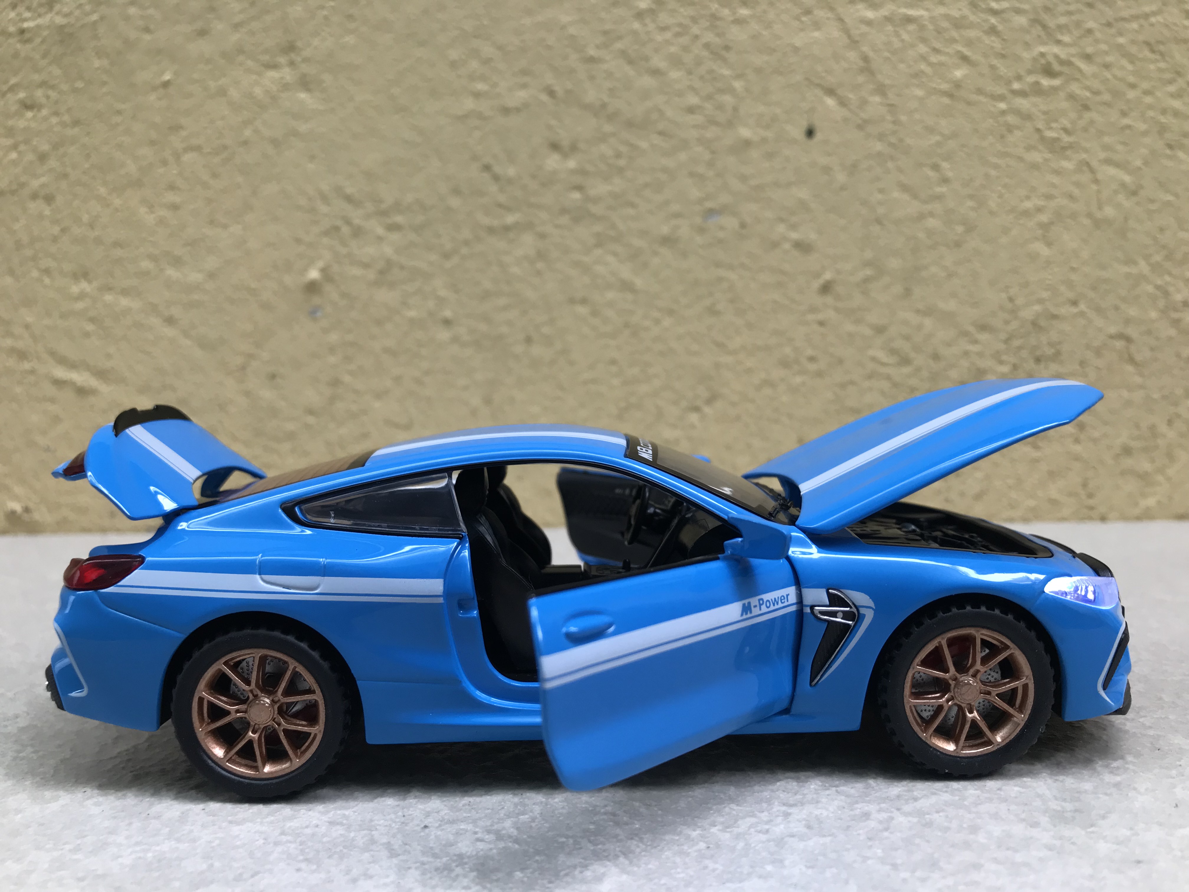 [HCM]Mô hình xe ô tô BMW M8 - 1:32