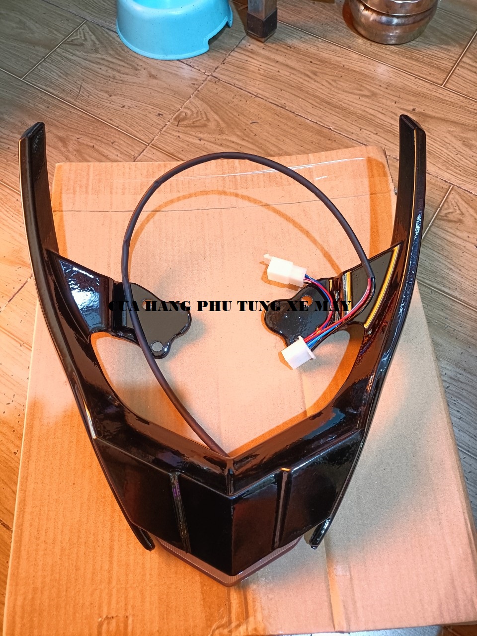 Cảng sau xe Sirius có đèn F1