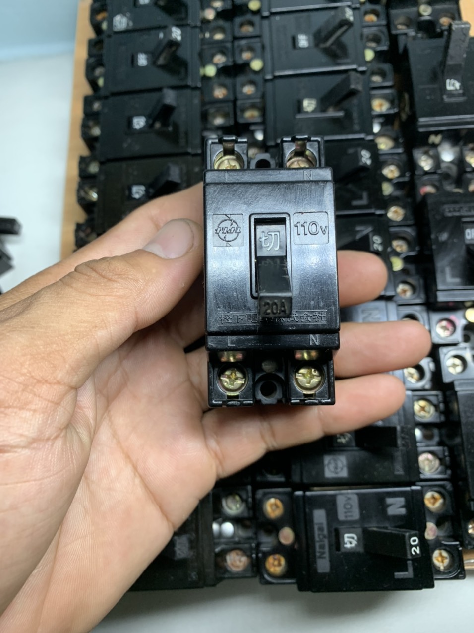 CB cóc hàng bãi Nhật điện áp 110V chất lượng