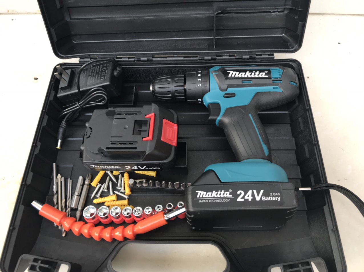 Máy khoan pin Makita 24v có BÚA. (kèm 2 pin và nhiều phụ kiện)