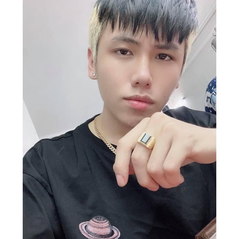 1 chiếc nụ tai bạc gắn đá đen, trắng