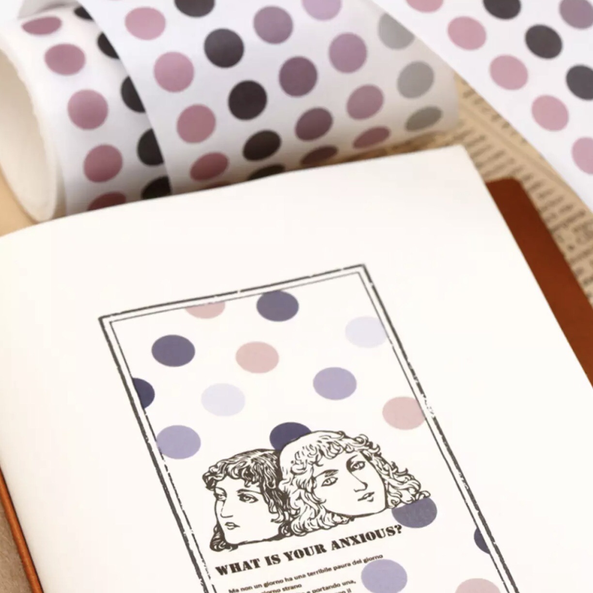 Cuộn nhãn dán tròn nhiều màu sắc. Sticker trang trí