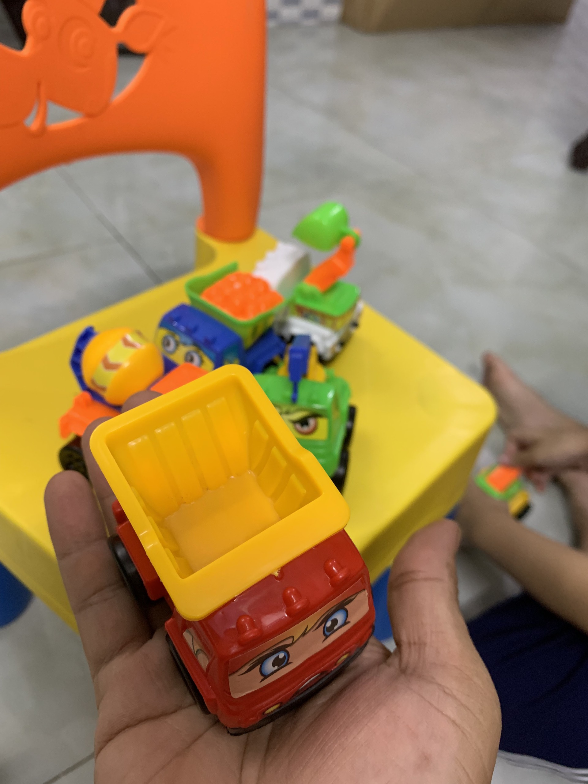 Bộ xe công trình 6 chiếc đồ chơi giá rẻ cho bé trai và bé gái