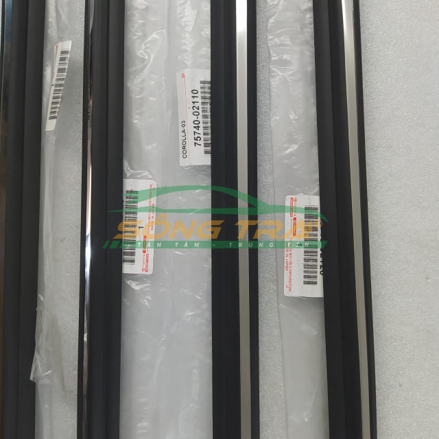 Nẹp chân kính ngoài toyota altis 2002-2005