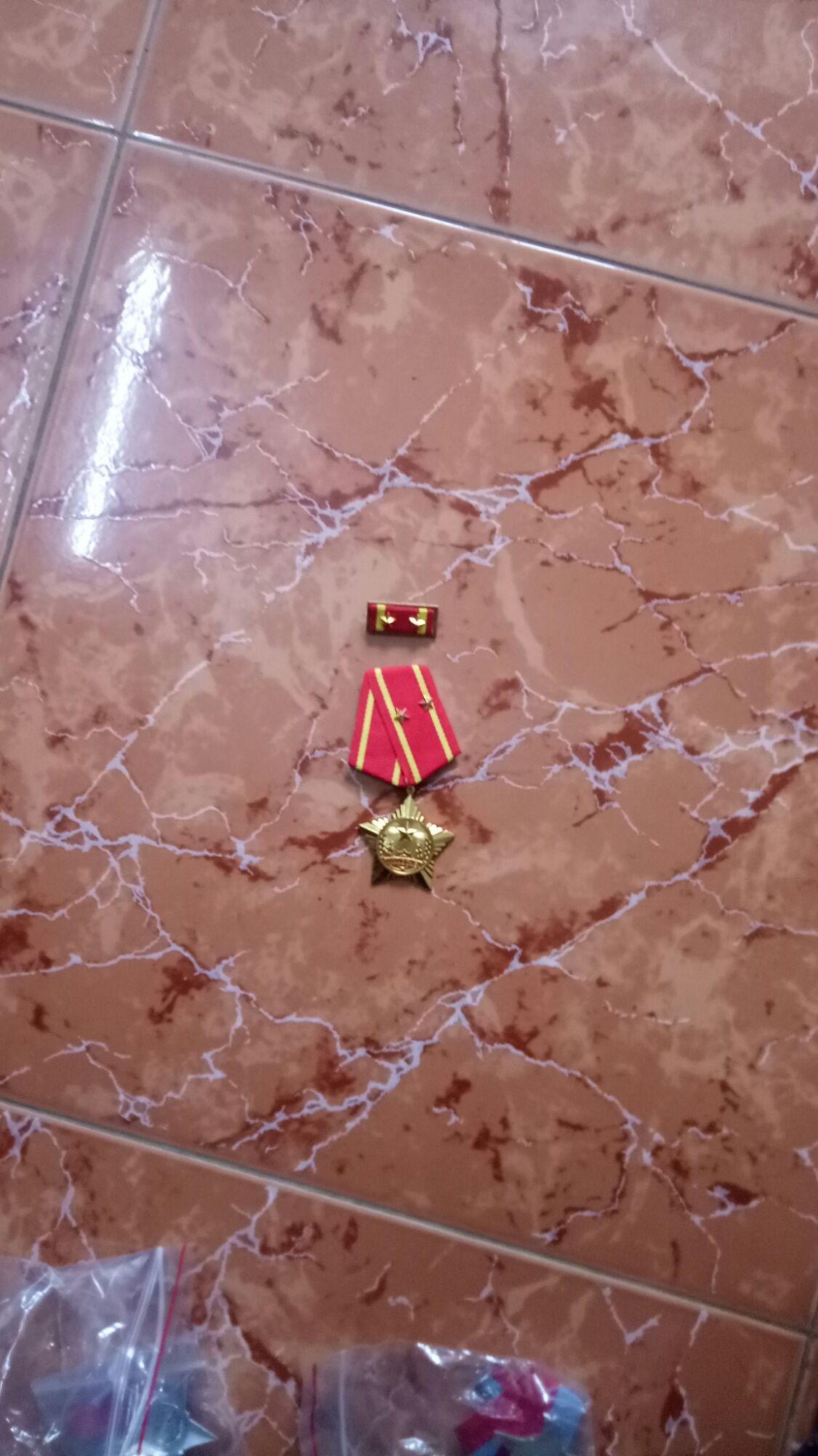 Huy hiệu cài áo.  kỉ niệm