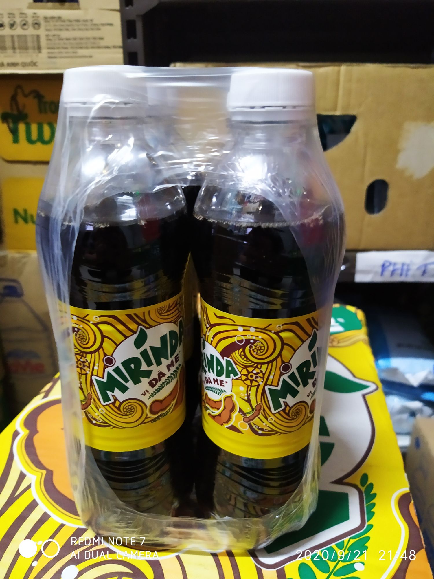 Mirinda vị đá me chai 390ml