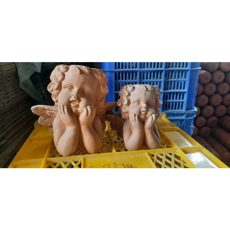Chậu đất nung hình thiên thần chống cằm.