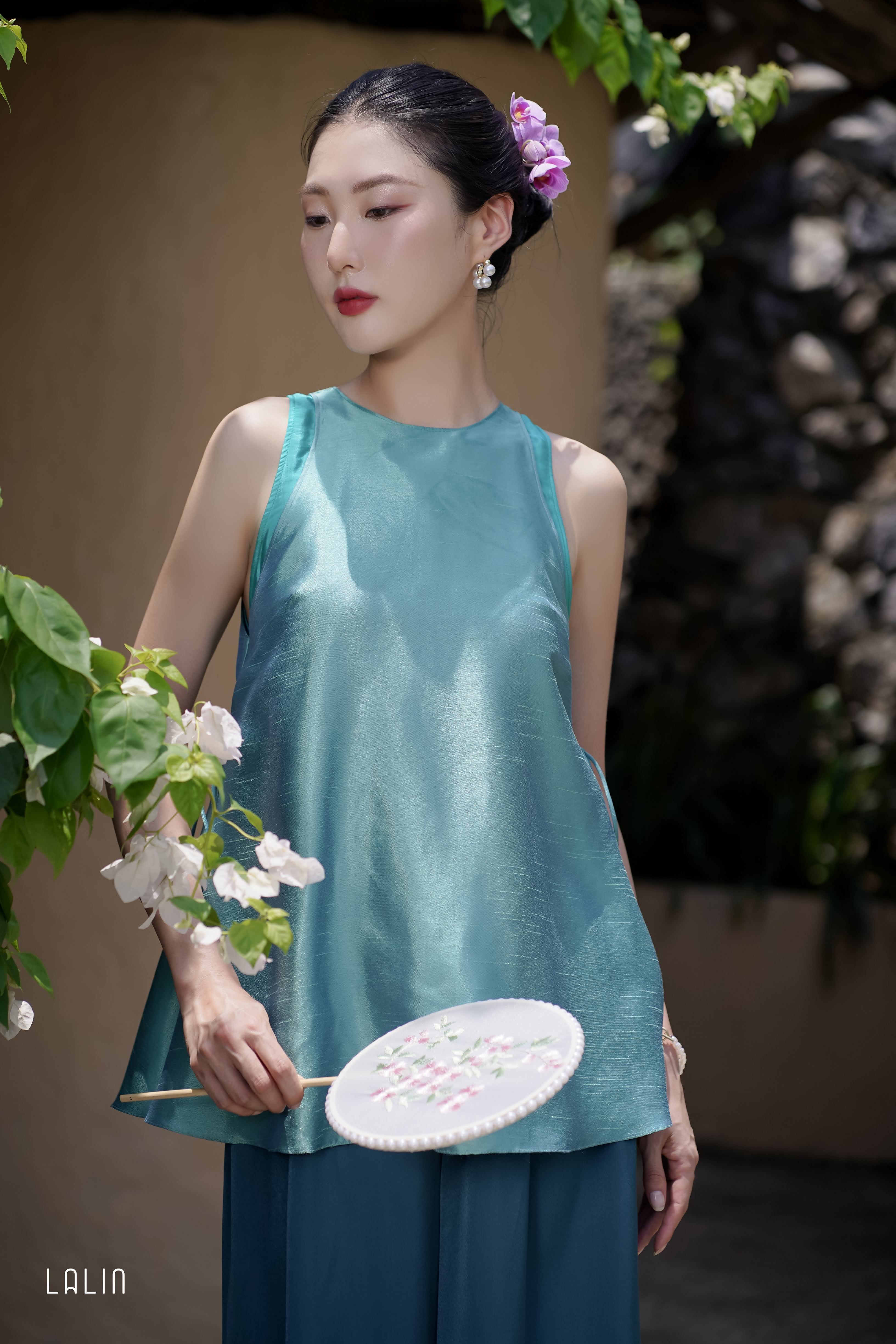 Áo lụa Tafta Lalin cổ yếm dáng suông Vân Ánh