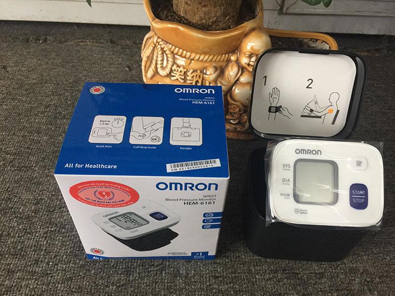 máy đo huyết áp cổ tay omron 6161