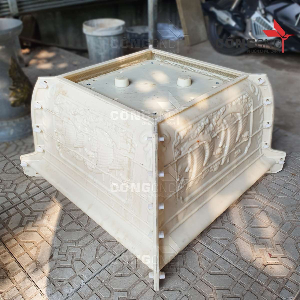 Khuôn Chậu Vuông 60 Kèm Chân Kỷ